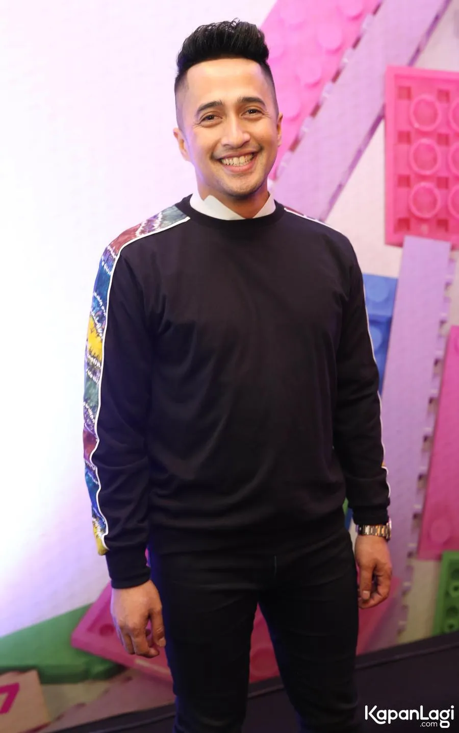Salah satu toko kue Irfan Hakim sempat tertabrak mobil. ©KapanLagi.com/Agus Apriyanto