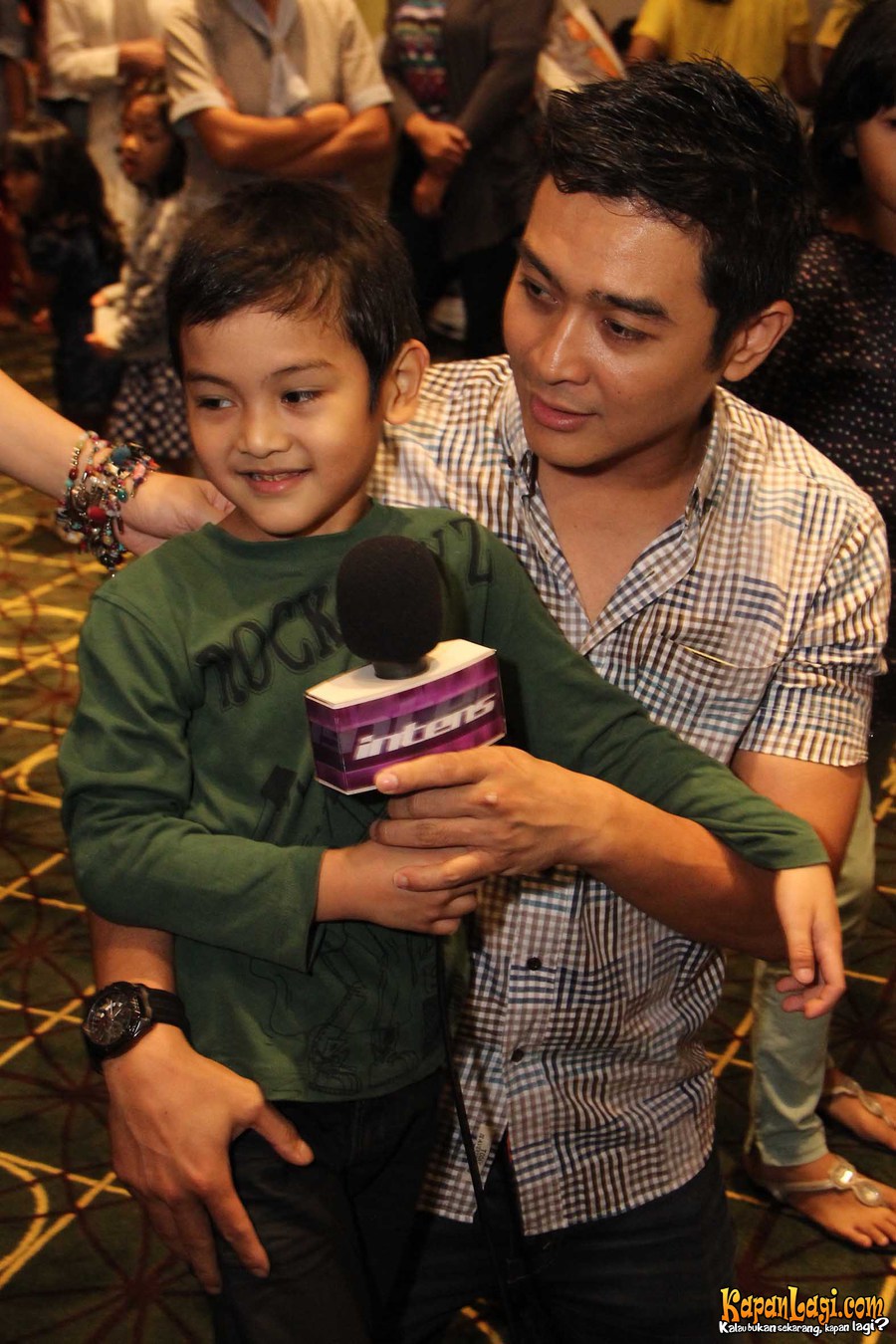 Punya tiga anak cowok, Irgy tampak bahagia