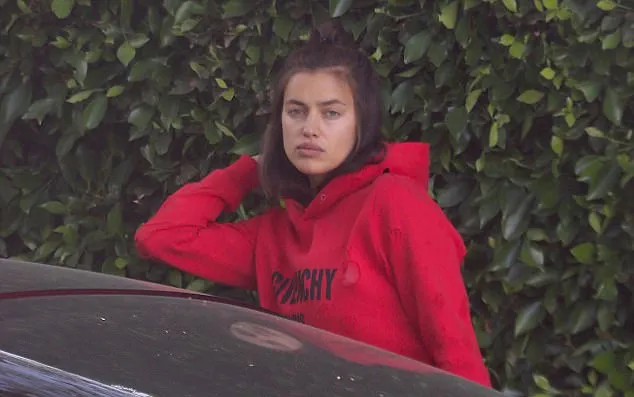 Irina Shayk tunjukkan kecantikan alaminya © dailymail.co.uk