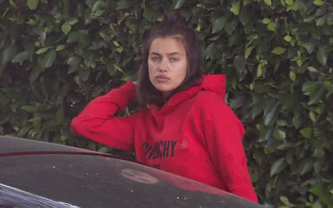 Irina Shayk sering kali tampil tanpa make up © via dailymail.co.uk