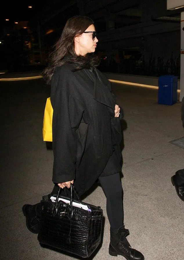 Irina Shayk tutupi perutnya lagi © Dailymail.co.uk