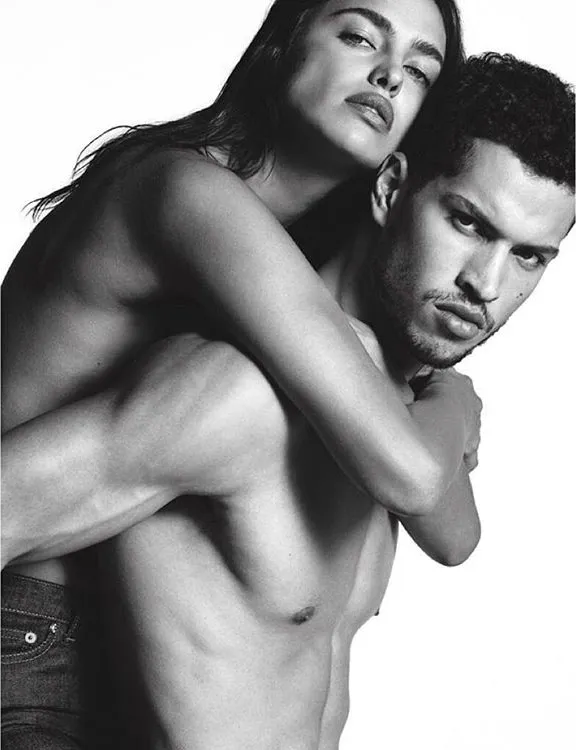 Irina Shayk pose topless © Instagram.com/riccardotisci17