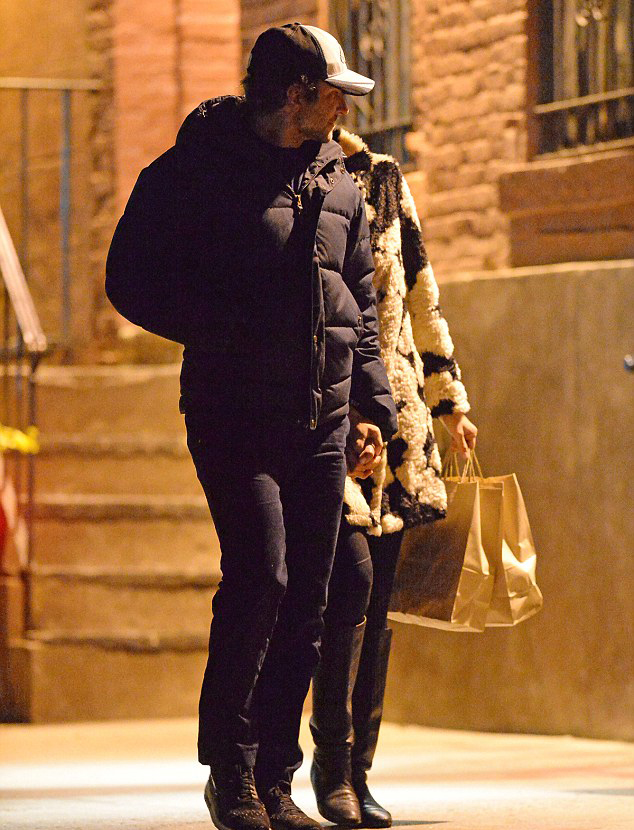 Bradley gandeng mesra Irina © dailymail.co.uk