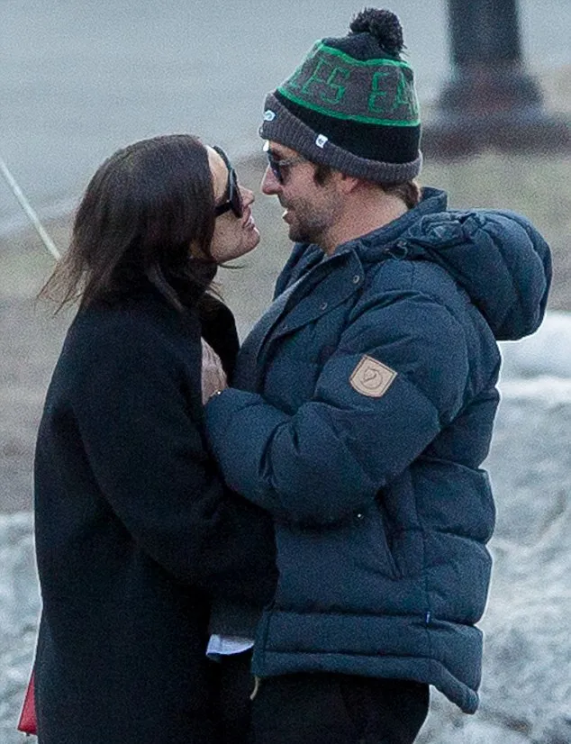 Irina dan Bradley umbar kemesraan © FameFlynet.com