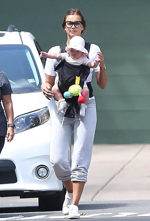 Gaya casual Irina saat sedang asuh anak © dailymail.co.uk