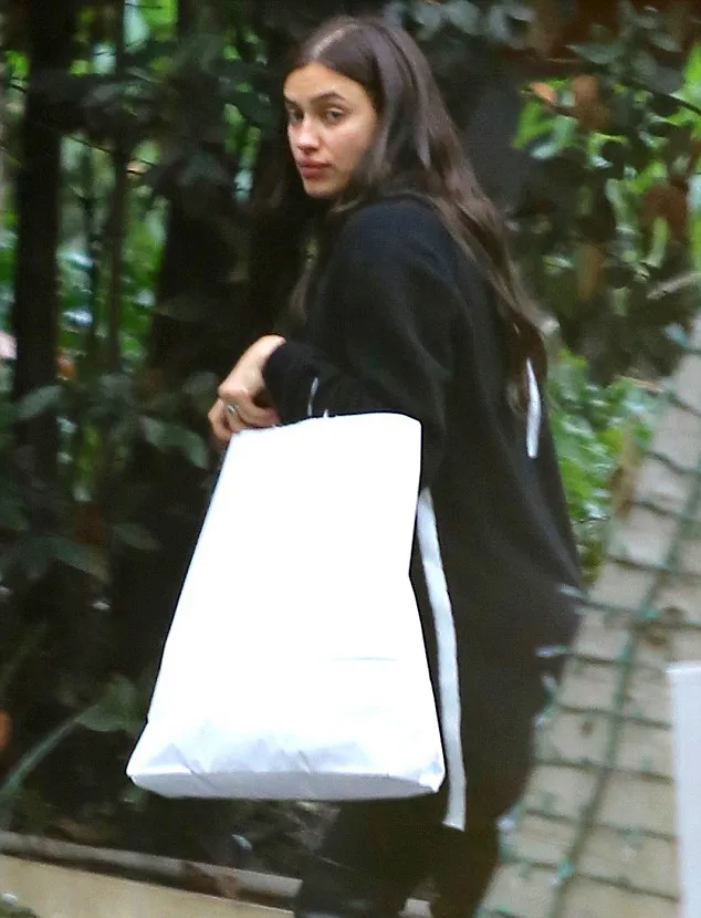 Irina sembunyikan perutnya (lagi) © dailymail.co.uk