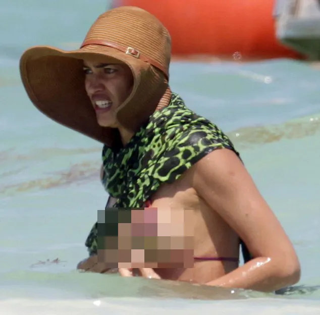 Irina nyaris alami nip slip @ dailymail.co.uk