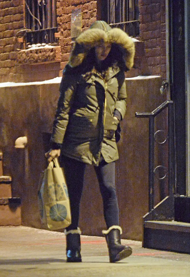 Meski sudah pakai jaket tebal, Irina tetap tak bisa menyembunyikan perut buncitnya © dailymail.co.uk