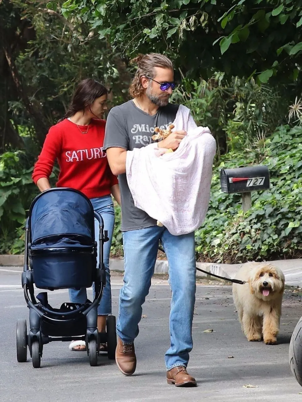 Irina dan Bradley sebelumnya juga sempat tertangkap menghabiskan waktu dengan si kecil Lea © dailymail.co.uk