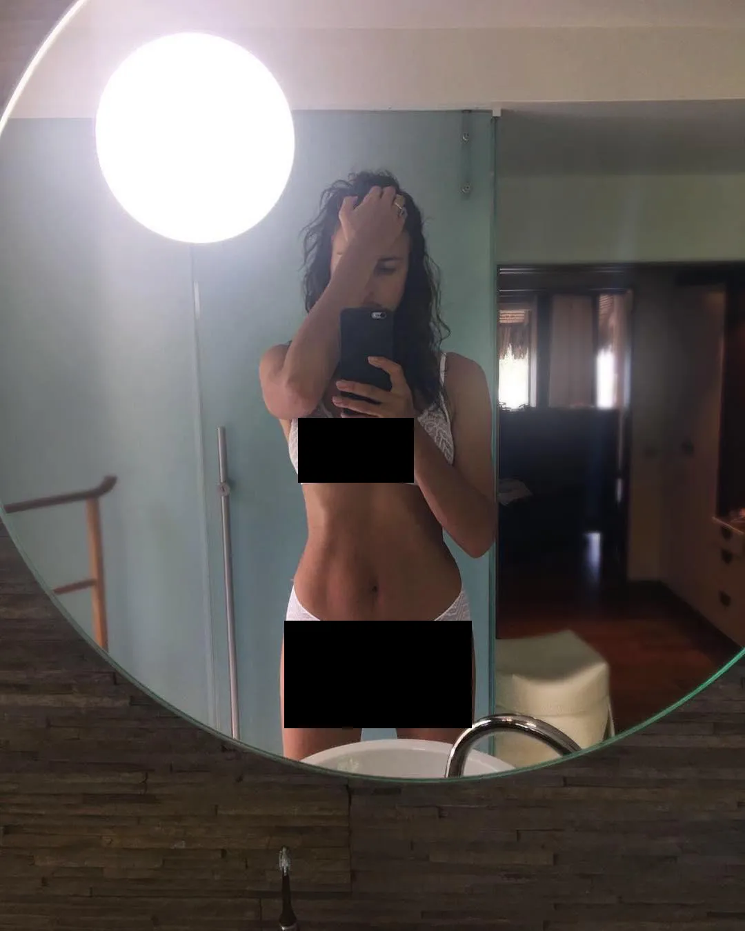 Irina selfie cuma pakai bra dan celana dalam © instagram.com/irinashayk