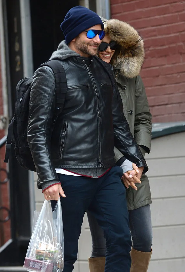 Bradley dan Irina nikmati status barunya sebagai orangtua © Splashnews/dailymail.co.uk