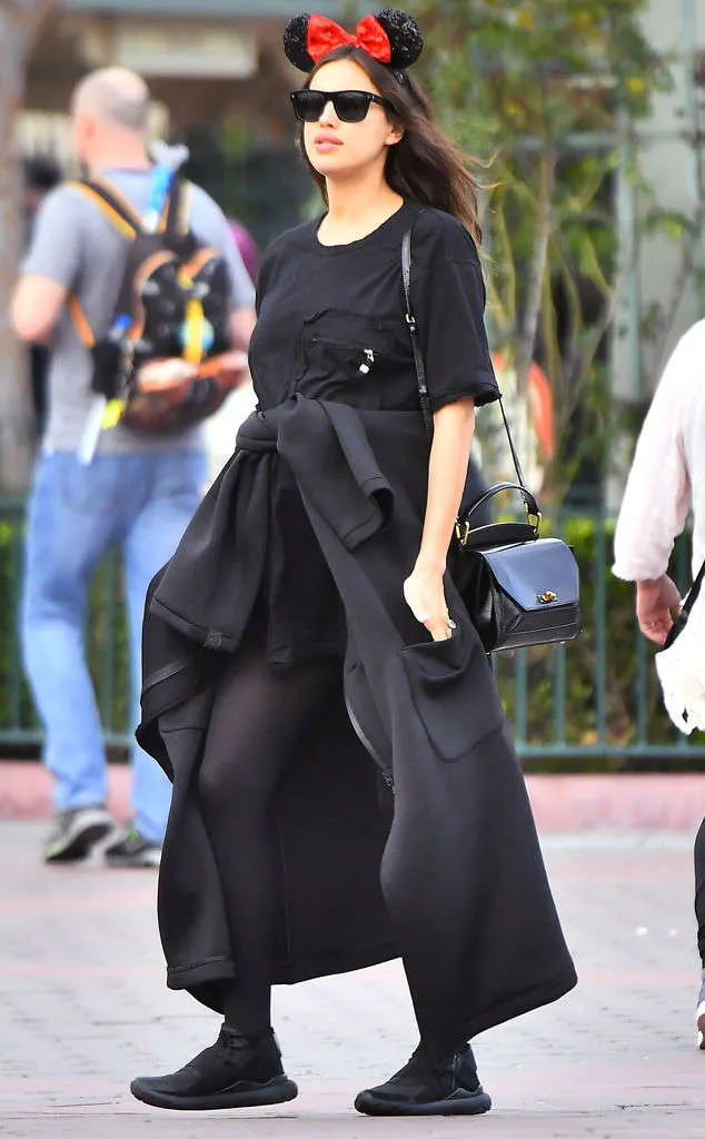 Irina tetap sembunyikan perut buncitnya © eonline.com