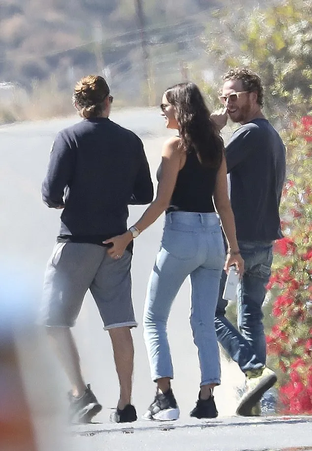 Irina curi-curi kesempatan © dailymail.co.uk