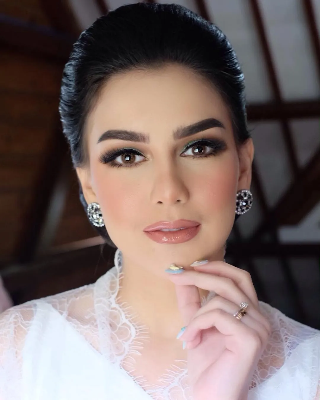 Riasan makeup akad untuk irish © instagram.com/bennusorumba