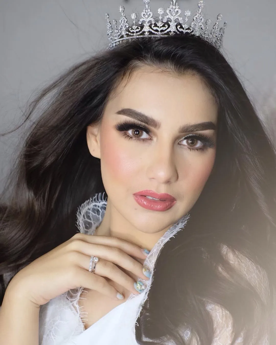 Makeup resepsi Irish Bella © instagram.com/bennusorumba