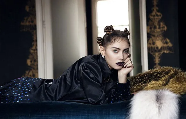 Iris Law memulai debutnya sebagai model © Instgram.com/lukefreeman