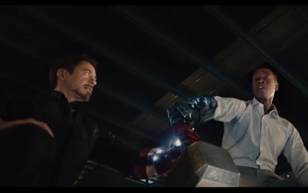 Iron Man (Robert Downey Jr.) dan James Rhode tak mampu juga mencabut palu Thor ini/©youtube.com/freshmovietrailers