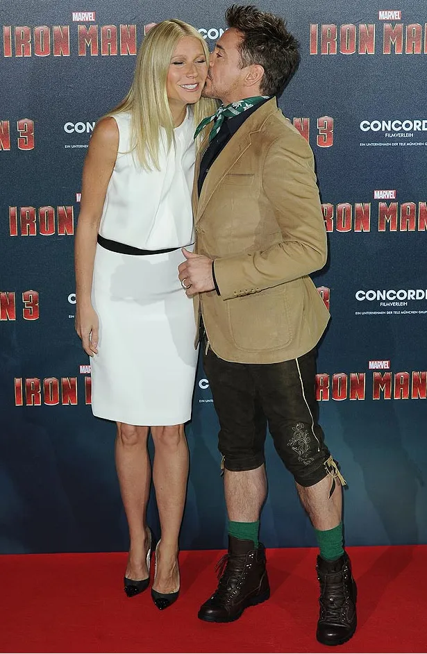 Robert Downwy Jr mencium Gwyneth Paltrow. (The Sun)