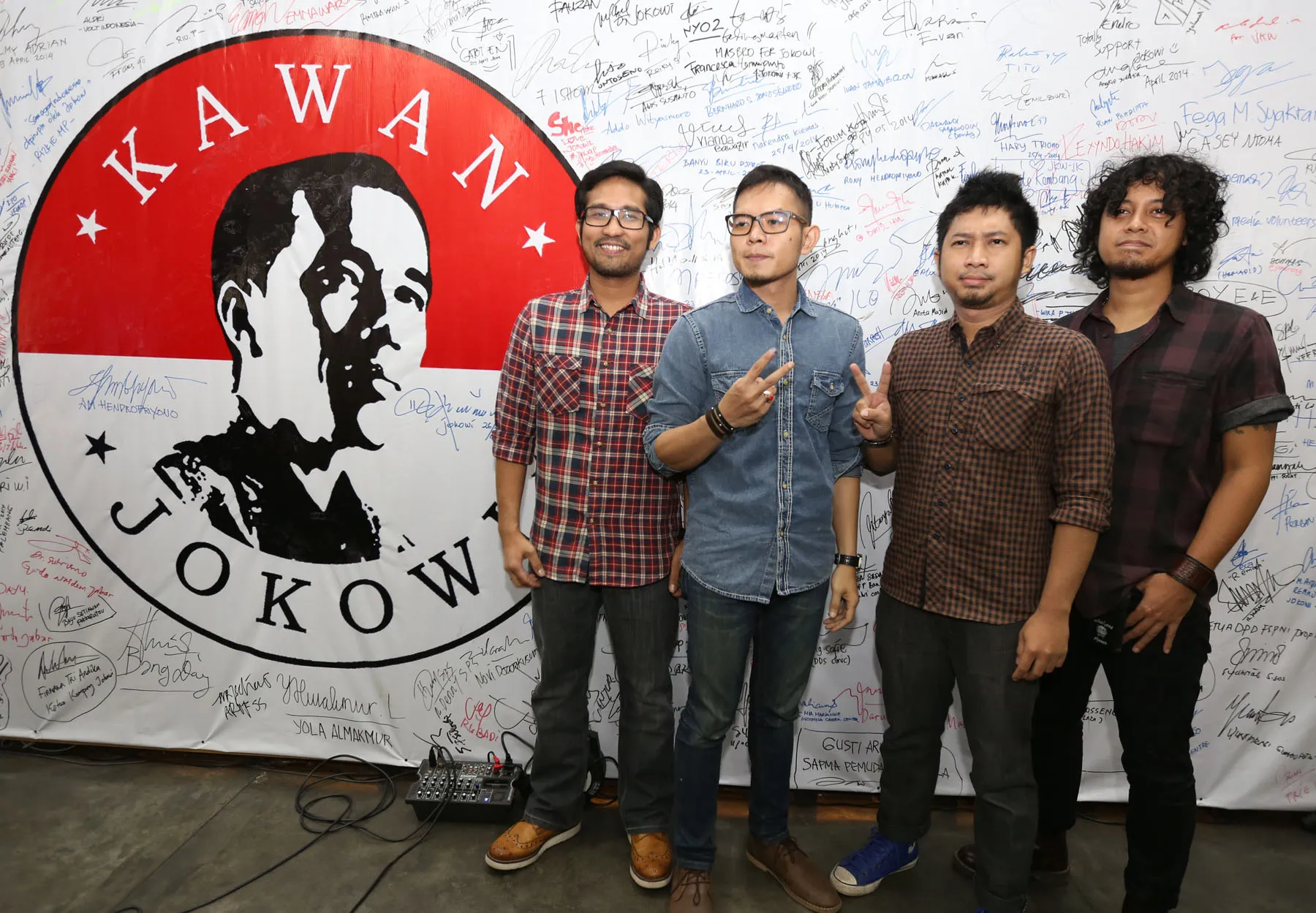 Persembahan Samsons Untuk Jokowi/@Foto: KapanLagi.com®