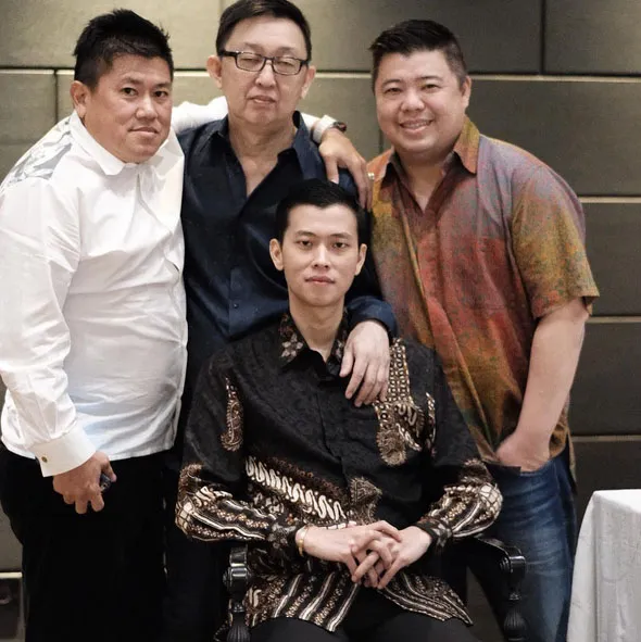 Irwan (berdiri, tengah), mengatakan bahwa sang keponakan terlalu meremehkan penyakitnya © Instagram.com/ferywijaya88