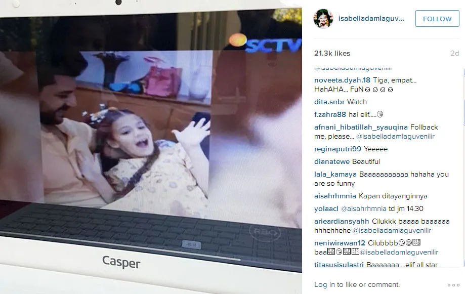 Isabella menunjukkan tayangan yang ditontonnya secara dekat Ini dia bukti jika Isabella masih merindukan Indonesia © Instagram.com/isabelladamlaguvenilir