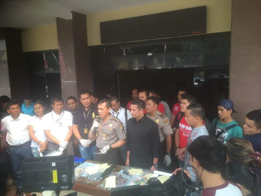 Senjata yang ditemukan di kediaman Gatot Brajamusti adalah buatan pabrik tanpa surat resmi. ©KapanLagi.com