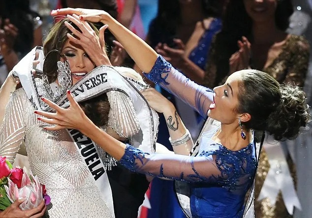 Mahkota Miss Universe hampir jatuh @ dailymail.co.uk