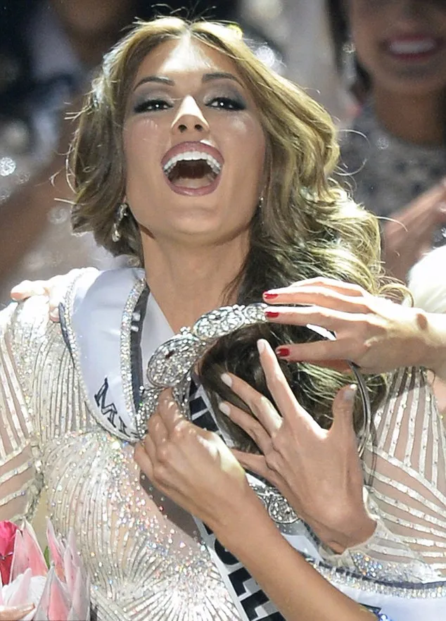 Mahkota Miss Universe hampir jatuh @ dailymail.co.uk