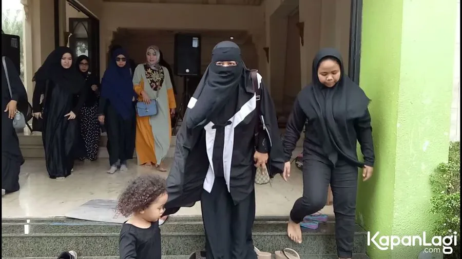 Dian ajak anak-anak melayat © KapanLagi.com®/Fikri Alfi Rosyadi