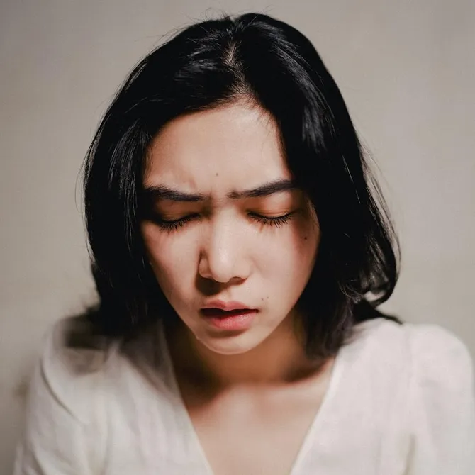 Isyana Sarasvati menangis (credit : instagram.com/isyanasarasvati)