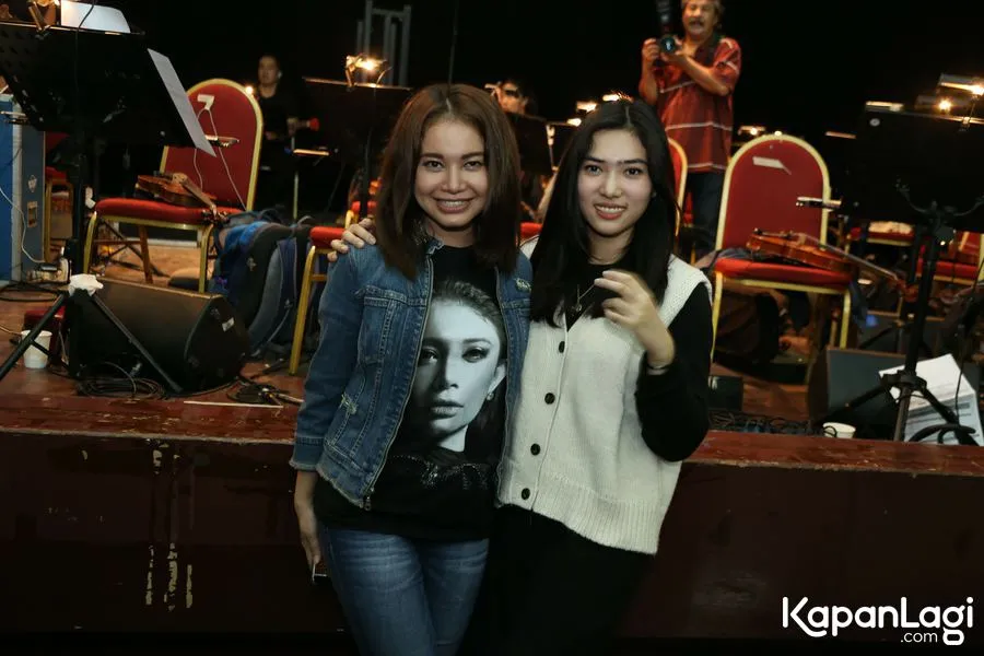 Isyana Sarasvati ingin gelar konser seperti Rossa kelak © KapanLagi.com®/Agus Apriyanto