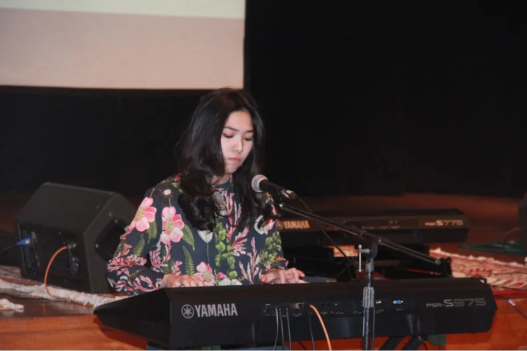 Isyana Sarasvati mengaku sangat menyukai piano sejak kecil. © KapanLagi.com/Mathias Purwanto