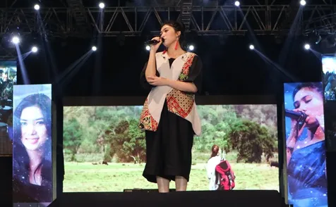 Isyana saat tampil di panggung Banyuwangi Batik Festival © KapanLagi.com®/Agista Rully