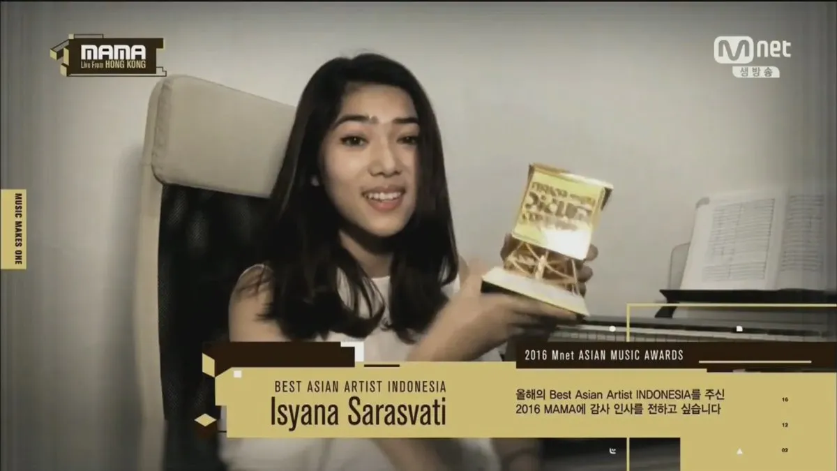 Isyana bersama award-nya dari MAMA 2016 © Istimewa