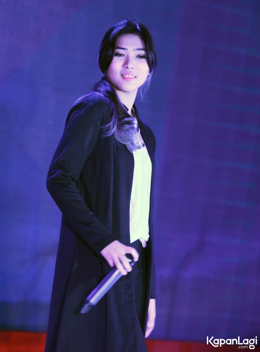 Isyana Sarasvati sempat speechless melihat penampilan live pianis Joey Alexander. ©KapanLagi.com/Muhammad Akrom Sukarya