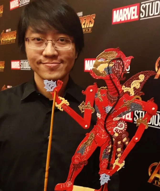Sosok Is Yuniarto bersama wayang Iron Man. © Instagram/is.yuniarto