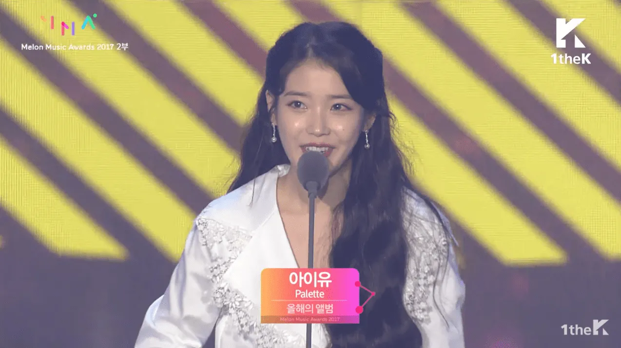 IU menyebut nama Yoo In Na sebagai inspirasinya saat menerima penghargaan 2017 Melon Musim Awards. © 1THEK
