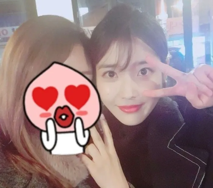 Seorang fan beruntung foto bareng dan ditraktir IU © soompi.com