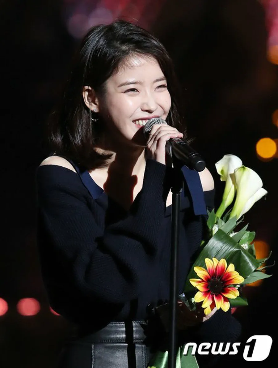 IU saat menerima penghargaan © News 1