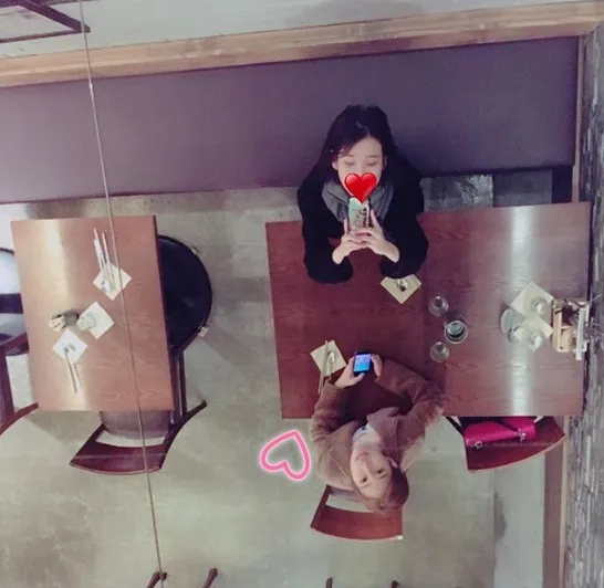 Foto: IU dan Yoo In Na (instagram.com/dlwlrma) diambil 1/10/2018 pukul 11.15 WIB