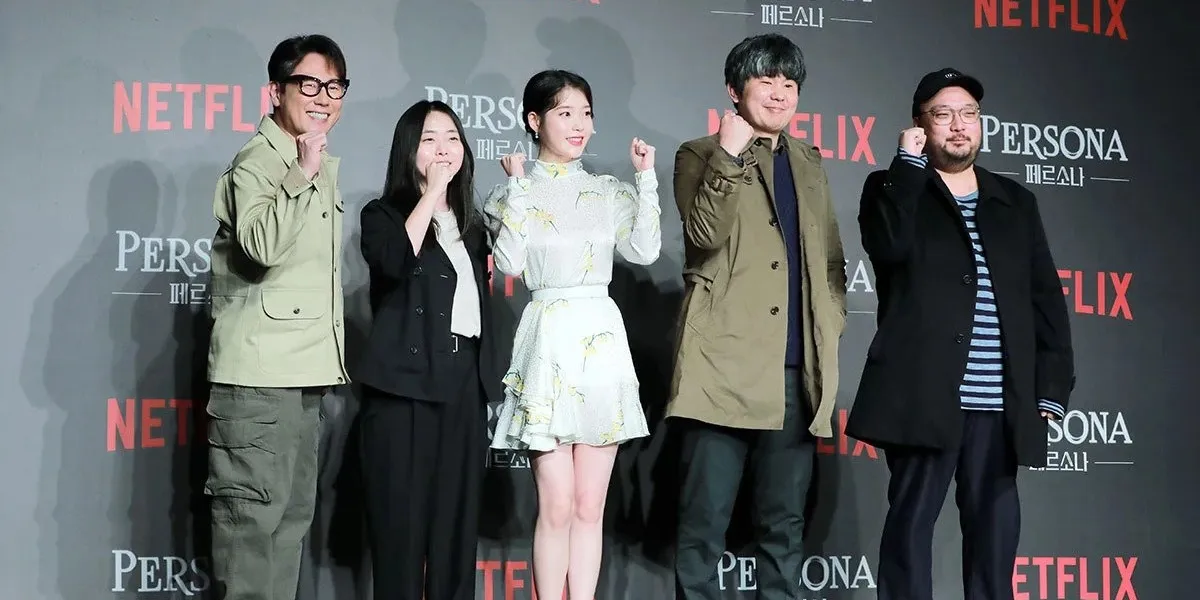 IU bersama produser dan sutradara 'PERSONA' © Koreaboo