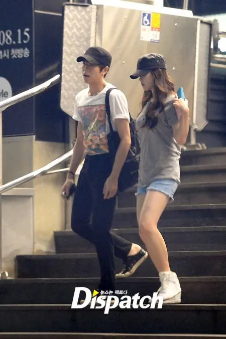 IU dan Hyun Woo ketika nonton film bersama dan dikira pacaran © Dispatch