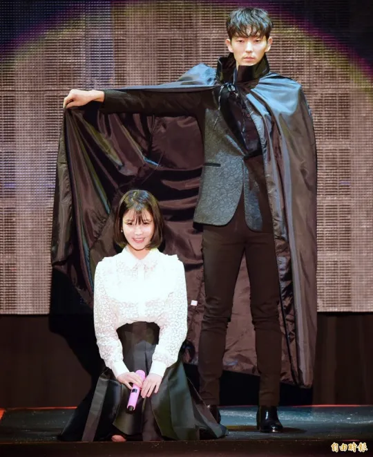 Lee Jun Ki di konser IU. Mereka ulang adegan di Moon Lovers © 自由时报