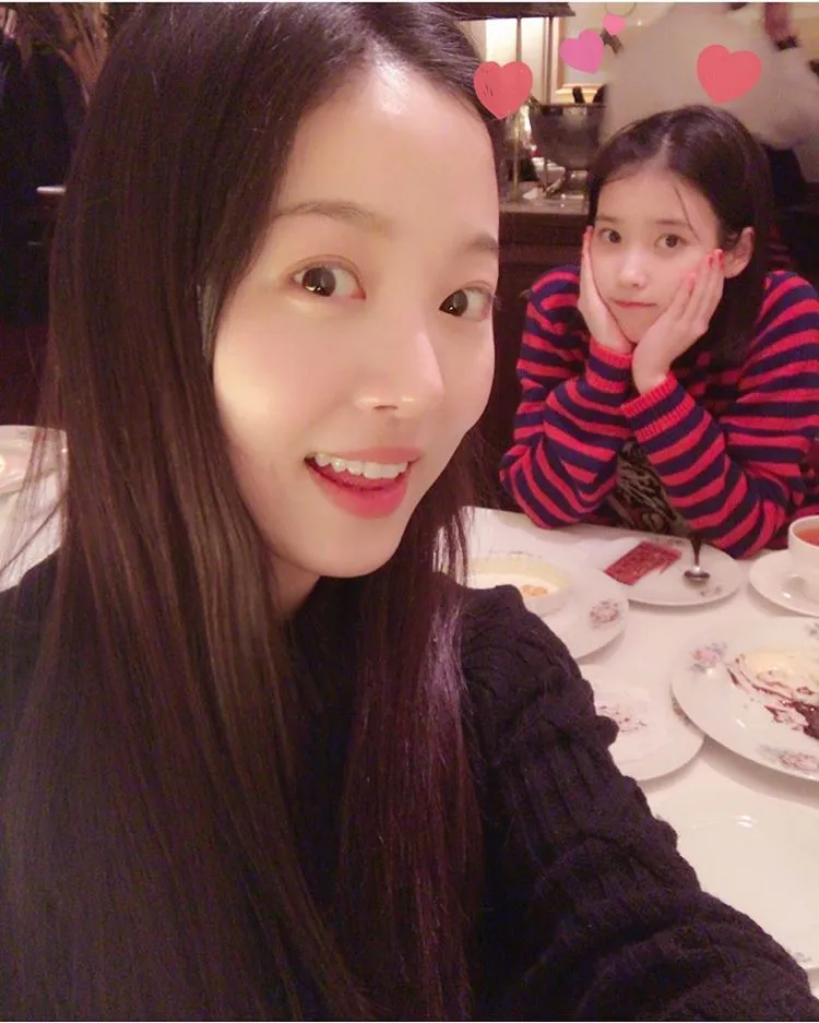 Sweater IU mencuri perhian netizen. Koreaboo.com