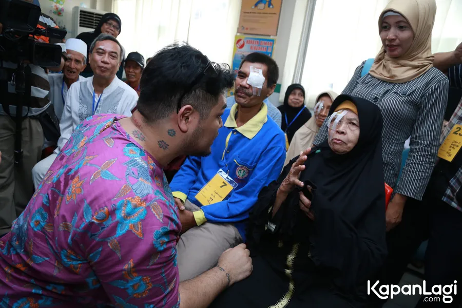 Igun saat melihat bapak ibu yang ikut operasi katarak © KapanLagi.com®/Agus Apriyanto