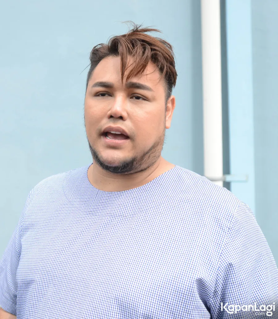 Ivan Gunawan bicara tentang gaun pengantin yang dipesan Ayu Ting Ting untuk syuting. cr: KapanLagi.com/Bayu Herdianto