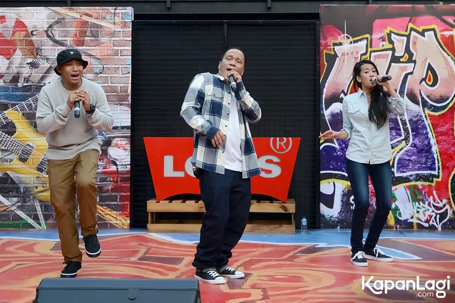 Iwa K begitu gandrung dengan sneakers. ©KapannLagi.com/Bambang E Ros