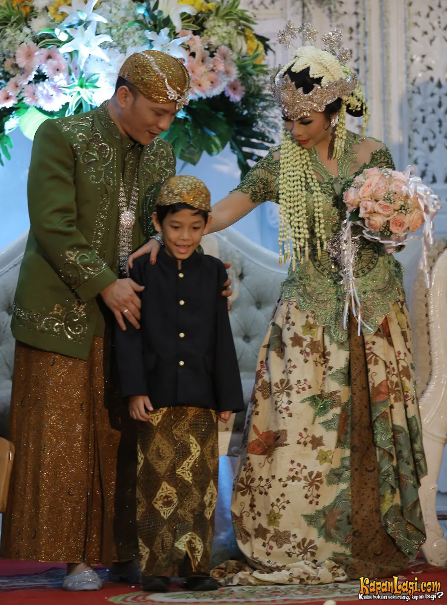 Iwa K dan Wikan tampil penuh pesona dengan busana rancangan Asri Welas © KapanLagi.com®/Agus Apriyanto