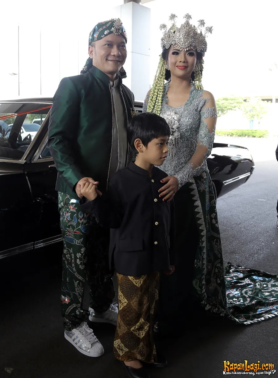 Iwa K padukan busana Jawa dengan sneaker. ©KapanLagi.com®/Agus Apriyanto