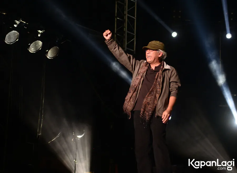 Terharu, Iwan tampak berkaca-kaca saat konser semalam © Bayu Herdianto